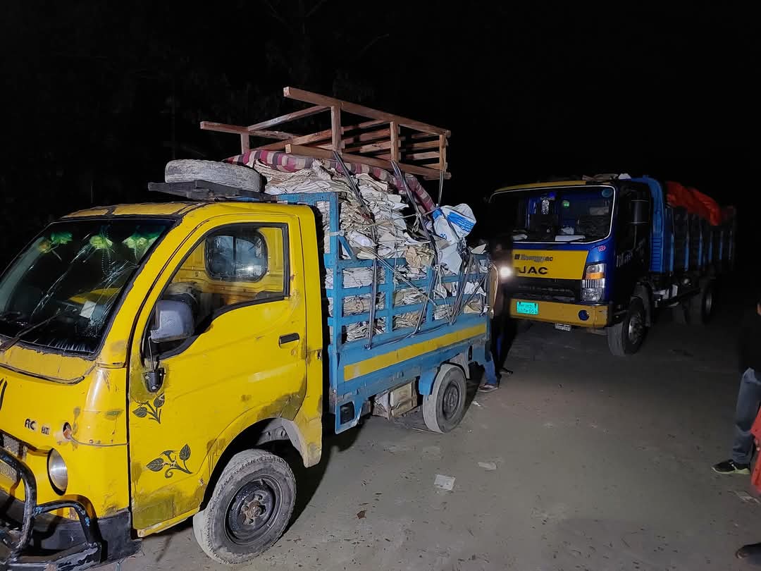 বরিশালে জনতার হাতে আটক দুই ট্রাকে যা ছিল