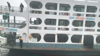 ঘনকুয়াশায় ঢাকা-ভোলা নৌ রুটের যাত্রীবাহী লঞ্চ চড়ে