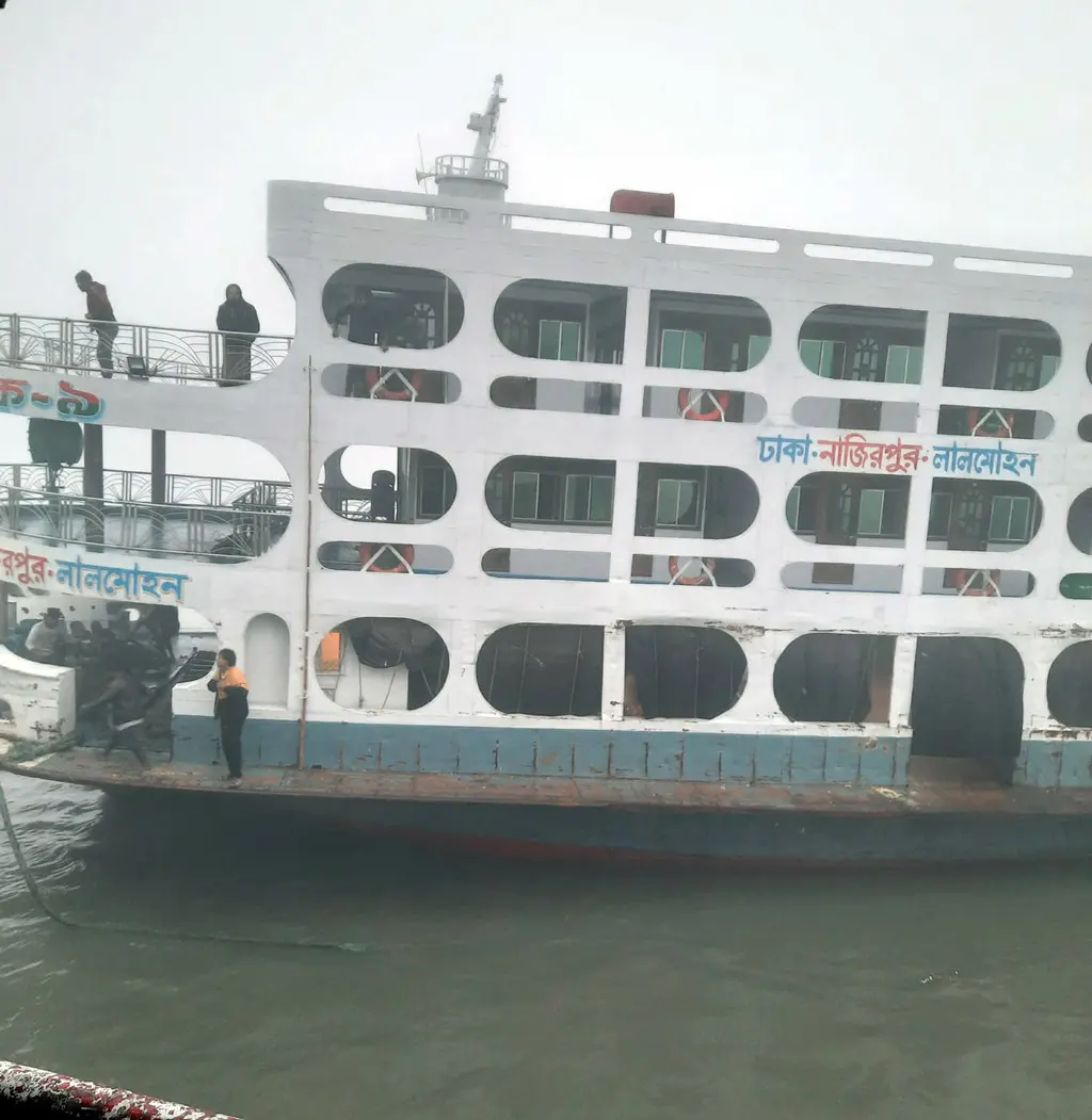 ঘনকুয়াশায় ঢাকা-ভোলা নৌ রুটের যাত্রীবাহী লঞ্চ চড়ে