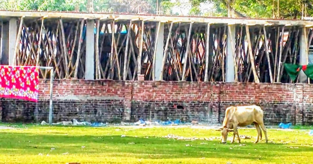 বরিশালে কলেজের জমি দখল করে মার্কেট নির্মাণ