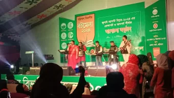 বরিশাল বিভাগীয় বইমেলা পাঠক–ক্রেতার ভিড়ে জমে উঠেছে