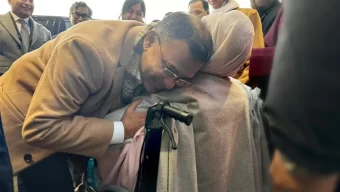 ৭ বছর পর মা-ছেলের আলিঙ্গনে উষ্ণতায় তুষারাবৃত লন্ডন