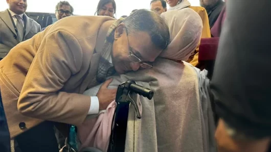 ৭ বছর পর মা-ছেলের আলিঙ্গনে উষ্ণতায় তুষারাবৃত লন্ডন