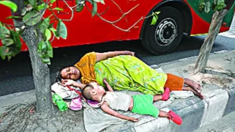 ফুটপাতে হাজারো ছিন্নমূল ফুটপাতেই সন্তানের বিয়ে হয়েছেন নানি-দাদি