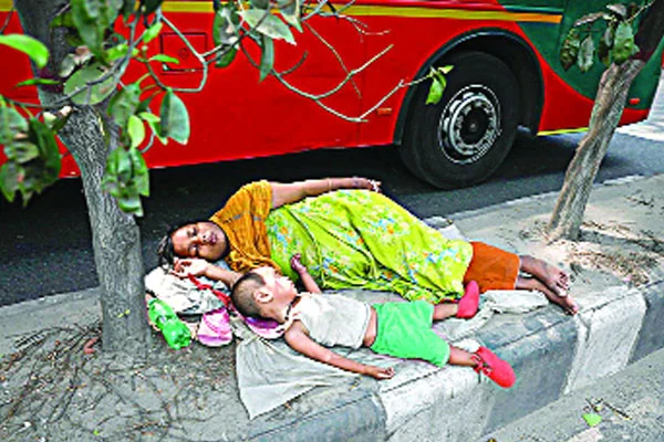ফুটপাতে হাজারো ছিন্নমূল ফুটপাতেই সন্তানের বিয়ে হয়েছেন নানি-দাদি