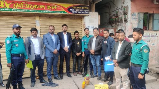 বরিশালে ভেজাল বিরোধী অভিযানে দুই ব্যবসাপ্রতিষ্ঠানকে ৫২ হাজার টাকা জরিমানা