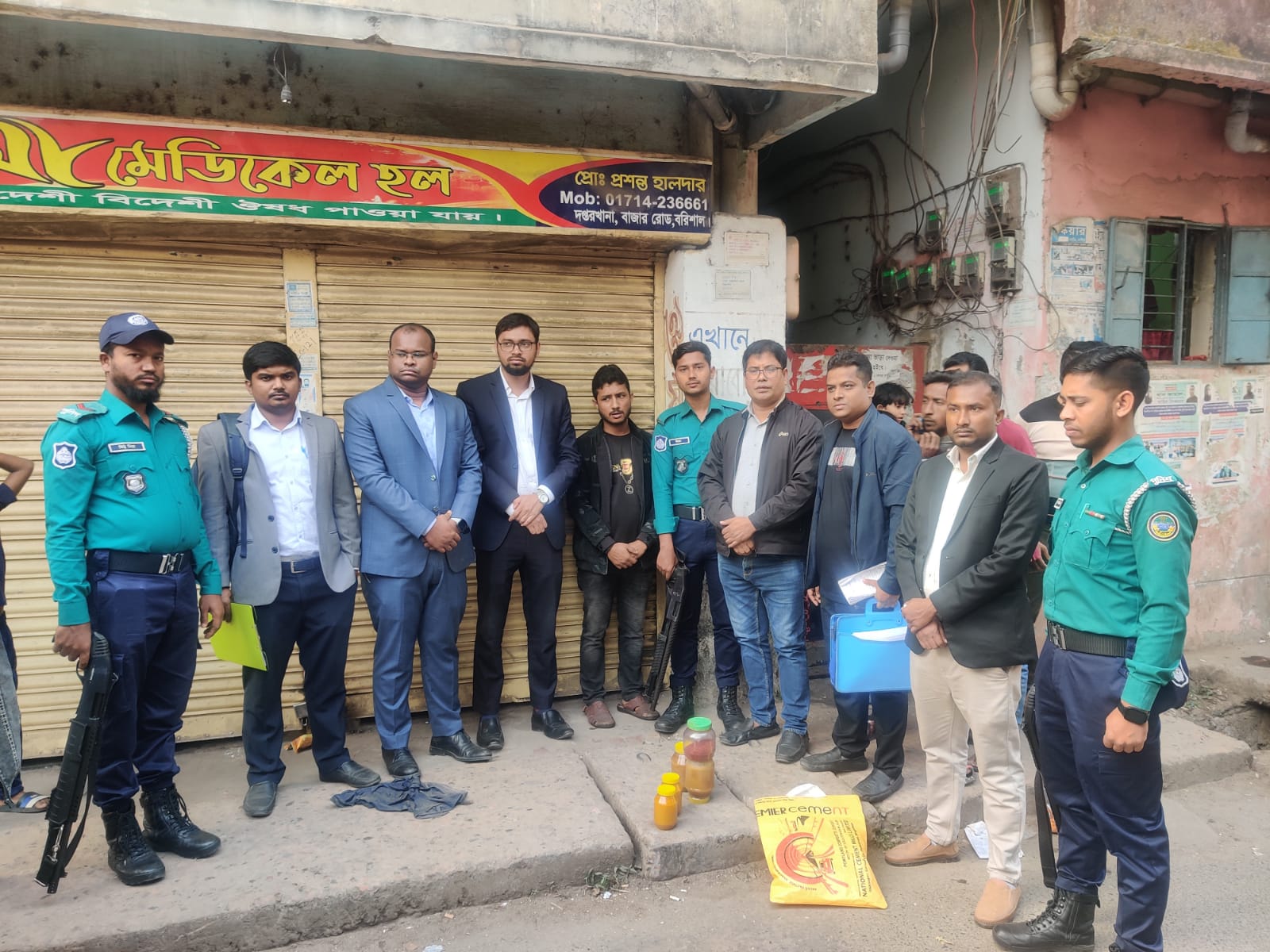 বরিশালে ভেজাল বিরোধী অভিযানে দুই ব্যবসাপ্রতিষ্ঠানকে ৫২ হাজার টাকা জরিমানা