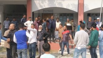 বরিশালে এডহক কমিটি নিয়ে দুই পক্ষের হট্টগোল, প্রধান শিক্ষককে চাপ প্রয়োগ