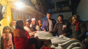 পরানের বরিশালের পক্ষ থেকে শীতার্তদের মাঝে কম্বল বিতরণ করলেন এডিসি উপমা ফারিসা