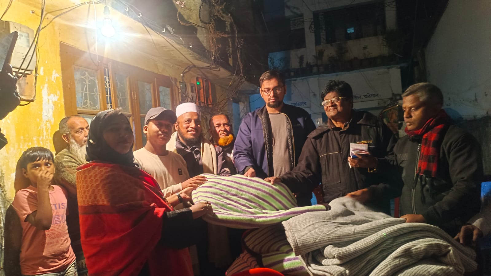 পরানের বরিশালের পক্ষ থেকে শীতার্তদের মাঝে কম্বল বিতরণ করলেন এডিসি উপমা ফারিসা