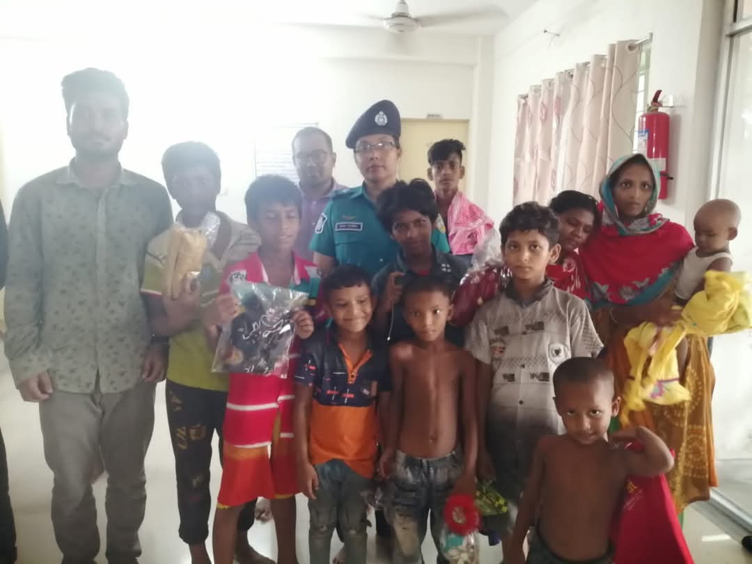 বরিশালের পুলিশ সদস্য রুমা পারভীন অসহায়দের আশার আলো