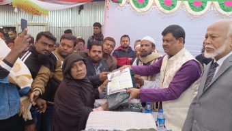 চরমোনাইতে শীতবস্ত্র ও রাষ্ট্রকাঠামো মেরামতের ৩১ দফার প্রচারপত্র বিতরণ