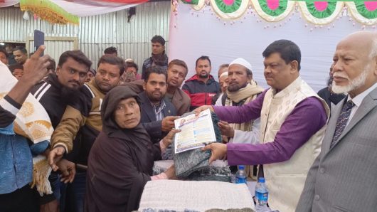 চরমোনাইতে শীতবস্ত্র ও রাষ্ট্রকাঠামো মেরামতের ৩১ দফার প্রচারপত্র বিতরণ