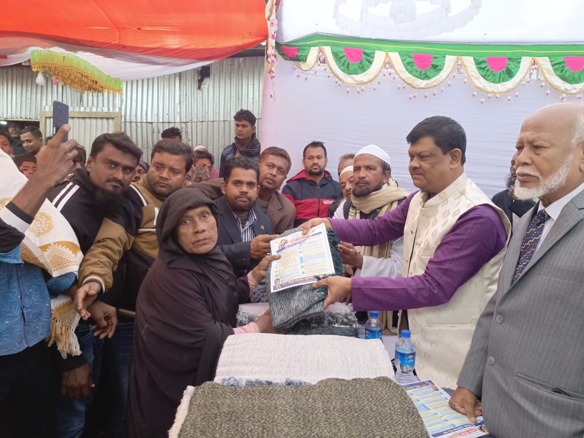 চরমোনাইতে শীতবস্ত্র ও রাষ্ট্রকাঠামো মেরামতের ৩১ দফার প্রচারপত্র বিতরণ