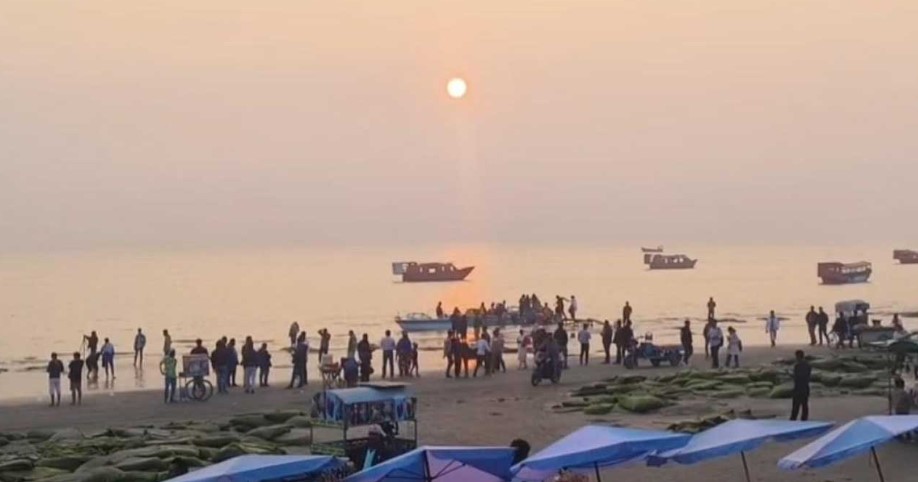সূর্য উপভোগ করতে কুয়াকাটায় পর্যটকদের ভিড়