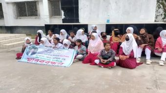 বরিশালে প্রধান শিক্ষকের পদত্যাগের দাবিতে সড়ক অবরোধ