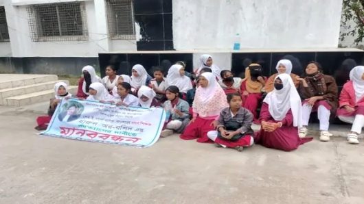 বরিশালে প্রধান শিক্ষকের পদত্যাগের দাবিতে সড়ক অবরোধ