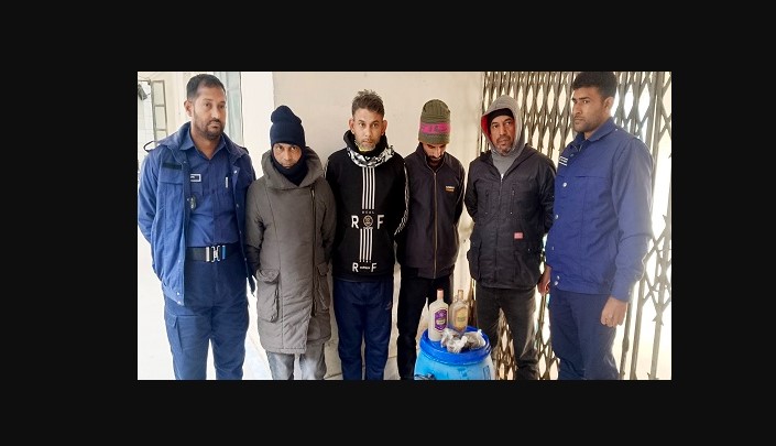 বরিশালে চোলাই মদ ও গাঁজাসহ স্বামী-স্ত্রীসহ গ্রেপ্তার ৫