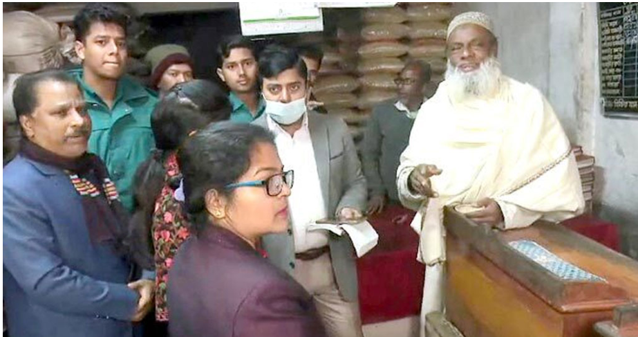 বরিশালে চালের আড়তে অভিযান