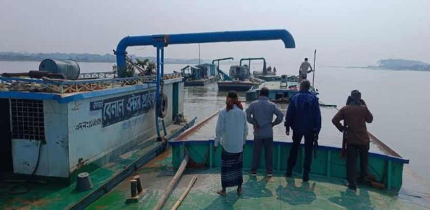 বরিশালে নদী থেকে বালু উত্তোলনের দায়ে দুই ড্রেজার মালিককে ৮ লক্ষ টাকা জরিমানা