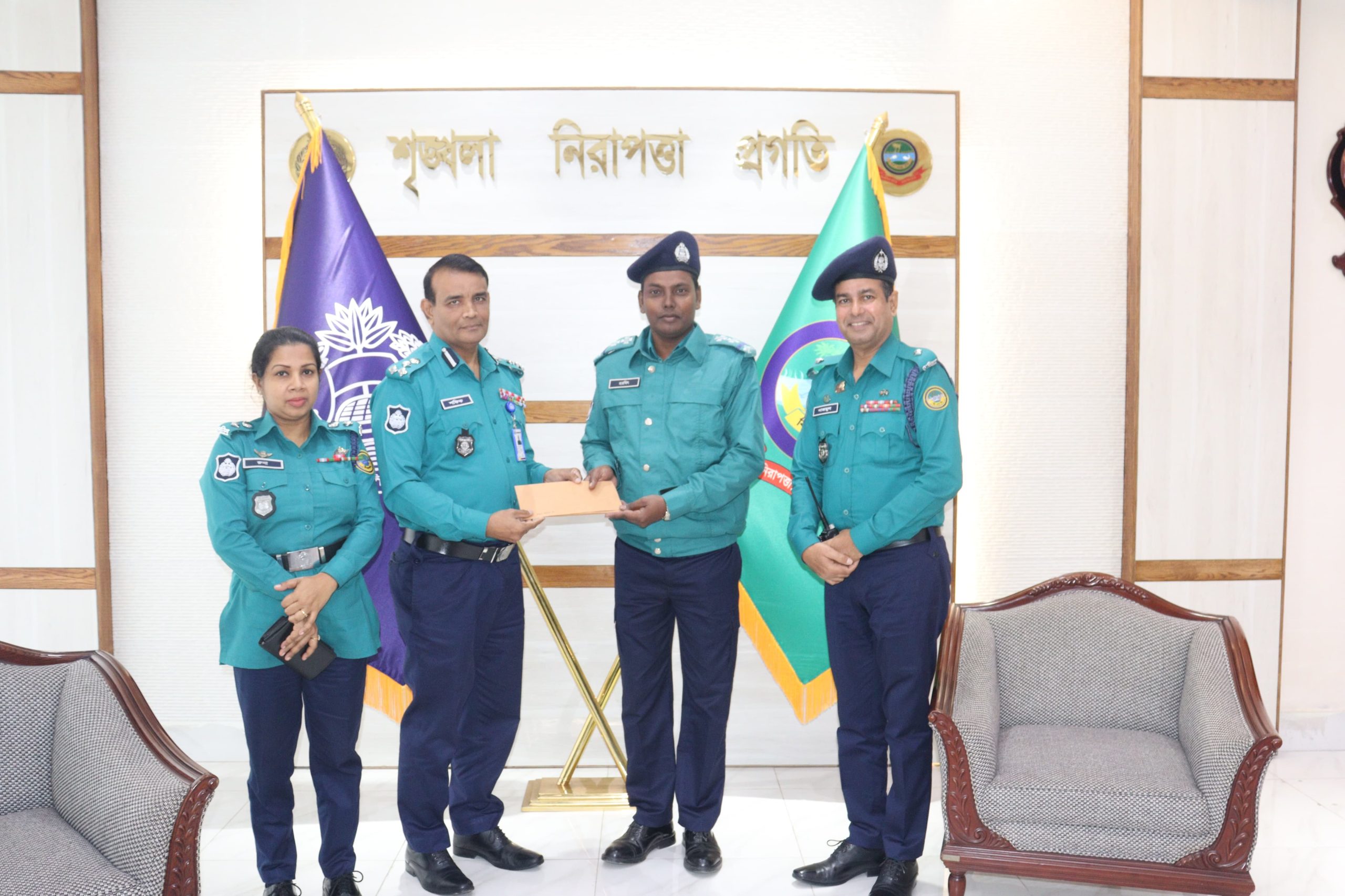 বরিশালে চাঞ্চল্যকর হত্যা মামলার আসামী গ্রেপ্তার করে পুরস্কার পেলেন এসআই হরষিতৎ