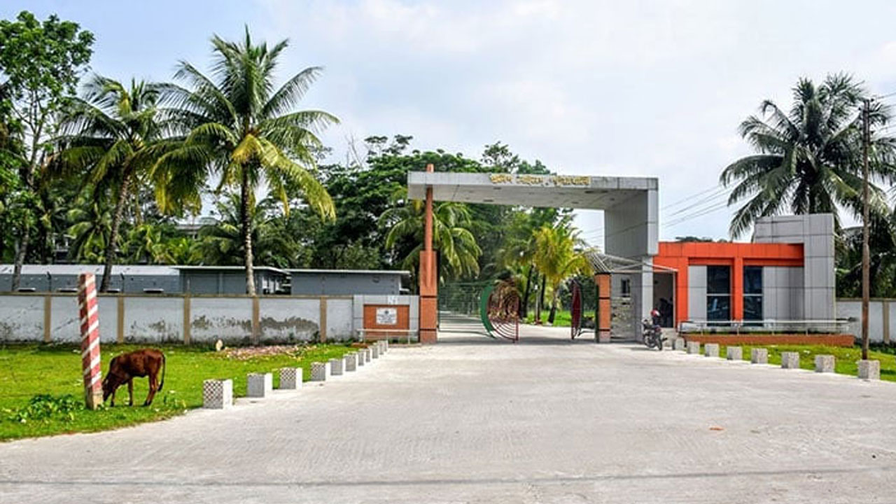 পটুয়াখালী পুলিশ লাইনের ব্যারাক থেকে নারী কন্সটেবলের ঝুলন্ত মরদেহ উদ্ধার