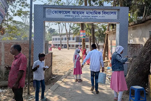 বরিশাল বিভাগে প্রাথমিক ও মাধ্যমিকের বই না পাওয়ায় বিদ্যালয়ে যেতে অনাগ্রহ শিক্ষার্থীদের