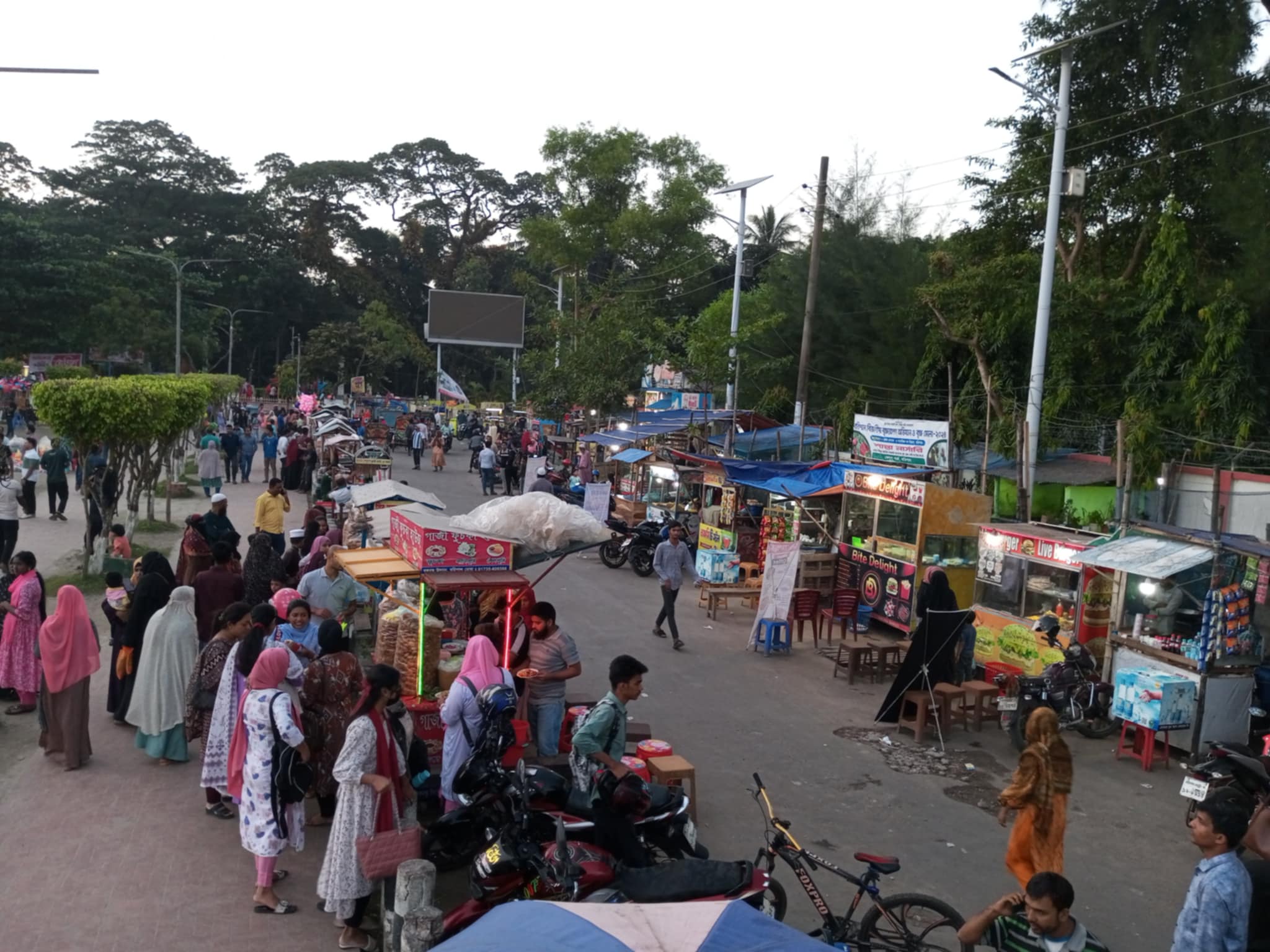 বরিশালে ফুটপাত থেকে চাঁদাবাজ রুখতে, বিভাগীয় কমিশনার কঠোর হুশিয়ারী