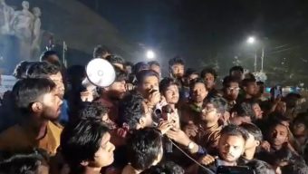 স্বরাষ্ট্র উপদেষ্টার পদত্যাগ দাবিতে ঢাবিতে মধ্যরাতে বিক্ষোভ