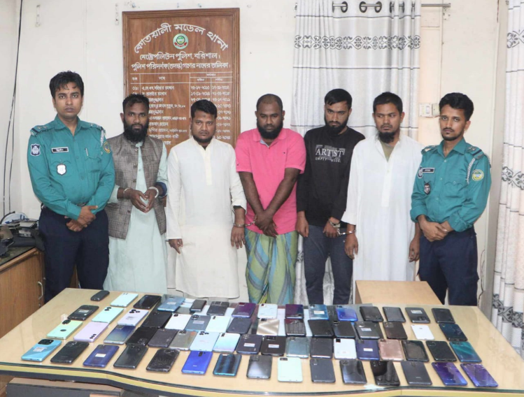 বরিশালে ২৪ ঘন্টায় ৬৪ টি ফোন উদ্ধার আটক-৫: প্রশংসায় ভাসছে পুলিশ