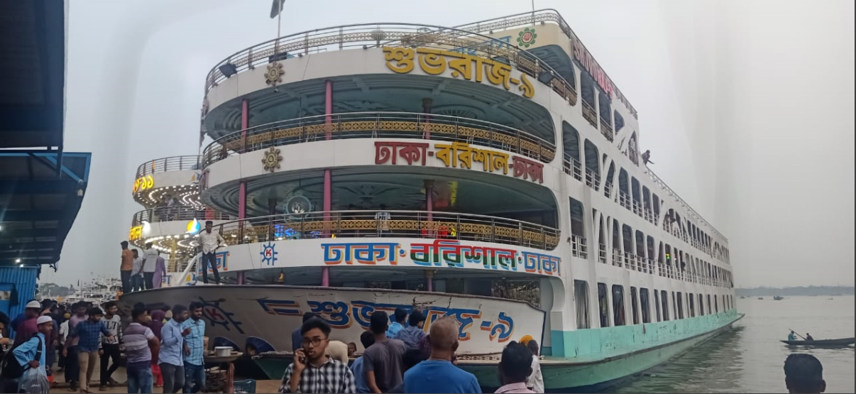 ঢাকা-বরিশাল নৌ রুটে মালিক সমিতি ও বন্দর কর্মকর্তার যোগসাজে চলছে দুটি লঞ্চ