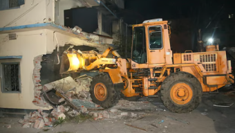 বরিশালে সাবেক মেয়র সাদিক ও আওয়ামী লীগ নেতা আমুর বাড়ি বুলডোজার দিয়ে ভাঙচুর