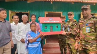 অসহায় বৃদ্ধকে নতুন বাড়ি উপহার দিলেন সেনাবাহিনীর কমান্ডার আমান হাসান