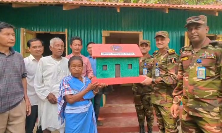 অসহায় বৃদ্ধকে নতুন বাড়ি উপহার দিলেন সেনাবাহিনীর কমান্ডার আমান হাসান