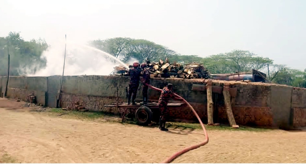 বাবুগঞ্জে অবৈধ ইটভাটা গুঁড়িয়ে দিল প্রশাসন