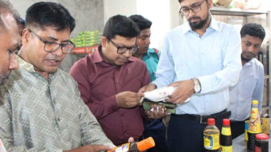 বরিশালে অস্বাস্থ্যকর পরিবেশে ইফতার বিক্রি করায় রেস্টুরেন্টকে ১৯ হাজার টাকা জরিমানা
