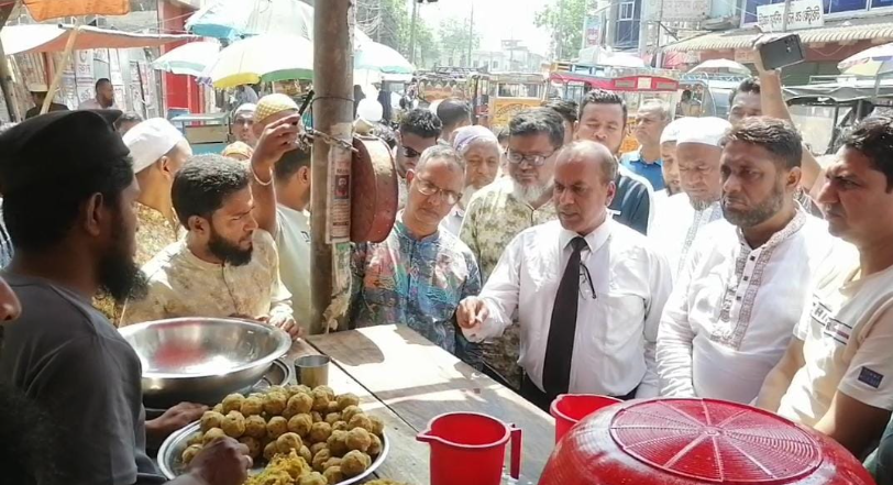 বরিশাল একতলা লঞ্চঘাটে চাঁদাবাজদের রুখে দিল বিএনপি নেতা শাহীন