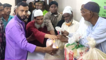 বরিশালে দৃষ্টি প্রতিবন্ধীদের মাঝে ঈদ উপহার বিতরণ