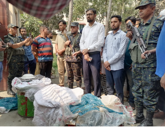বরিশালে ৭ ড্রাম চাপিলা মাছ জব্দ, ৩ ইজিবাইক চালককে জরিমানা