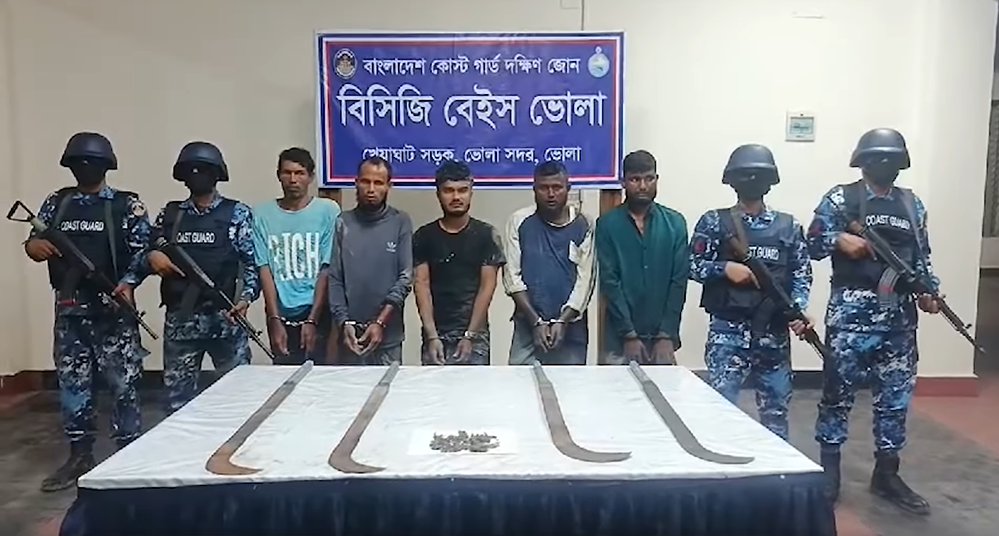 ভোলায় অস্ত্রসহ দুর্ধর্ষ জলদস্যু শাহীন বাহিনীর ৫ সদস্য আটক