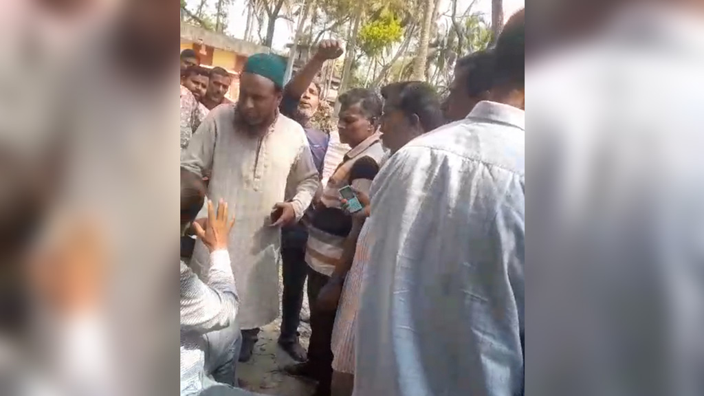 বাবুগঞ্জে বিএনপিকে জিজ্ঞেস না করে গরু বিতরণ’, মৎস্য কর্মকর্তাকে লাঞ্ছিত. ভিডিও ভাইরাল