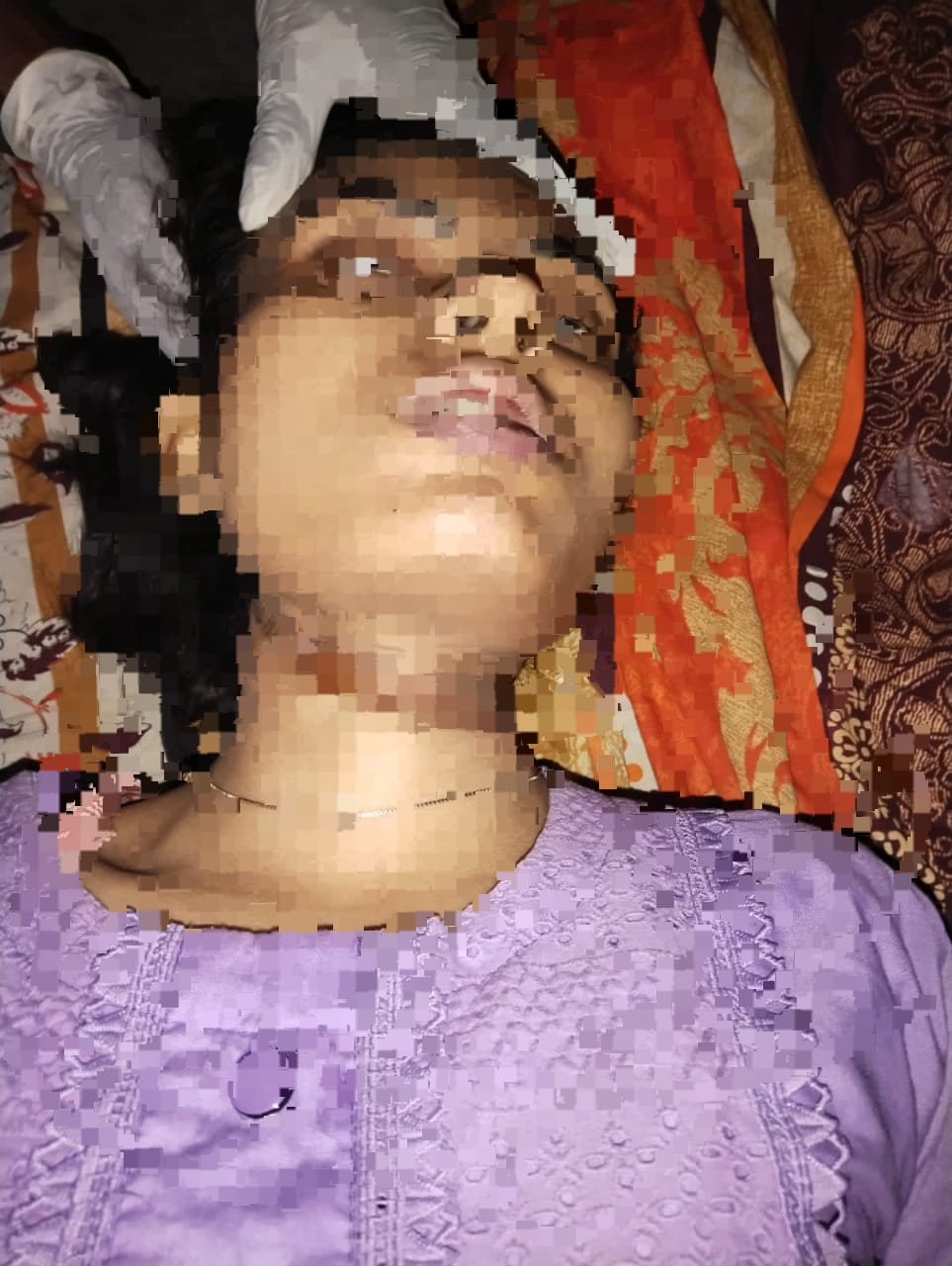 বরিশালে ফেসবুকে স্ট্যাটার্স দিয়ে স্বামীকে দায়ী করে, গৃহবধূর আত্মহত্যা