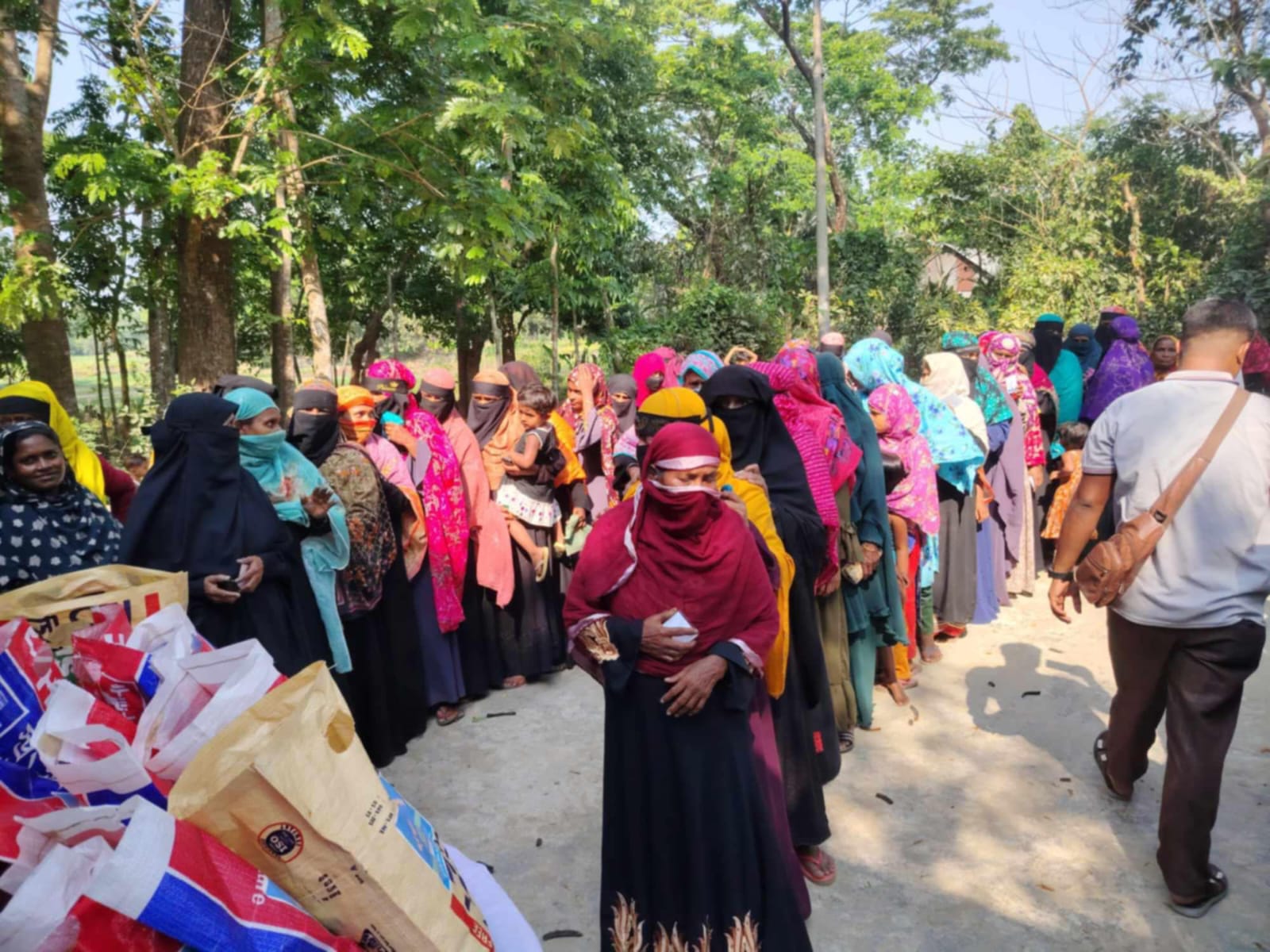 মেহেন্দিগঞ্জে পুর্ব বালিয়া যুবসমাজ ফাউন্ডেশনের উদ্যোগে সুবিধাবঞ্চিত মানুষের মাঝে ঈদ সামগ্রী বিতরণ!