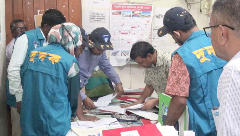 বরিশাল সাব-রেজিস্ট্রি অফিসে দুদকের অভিযান, সটকে পড়লেন জেলা রেজিস্ট্রার