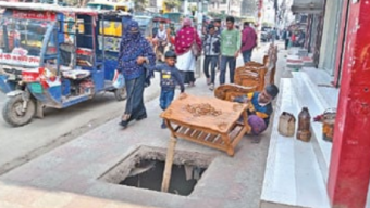 বরিশালের ফুটপাত এখন মারণফাঁদ