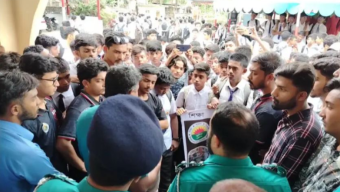 বরিশালে থানা ঘেরাও করে শিক্ষার্থীদের বিক্ষোভ