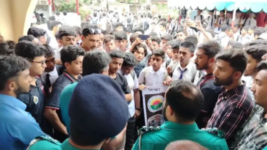বরিশালে থানা ঘেরাও করে শিক্ষার্থীদের বিক্ষোভ