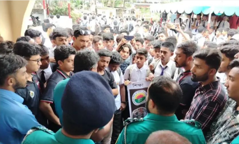বরিশালে থানা ঘেরাও করে শিক্ষার্থীদের বিক্ষোভ