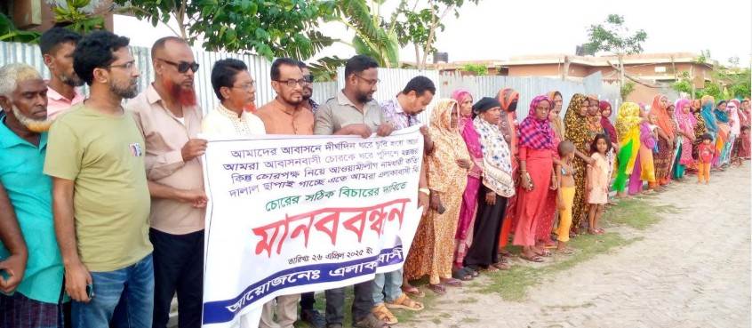 কলাপাড়ায় চোর ধরে পুলিশে সোপর্দ করে বিপাকে গ্রামবাসী, শাস্তির দাবীতে মানববন্ধন