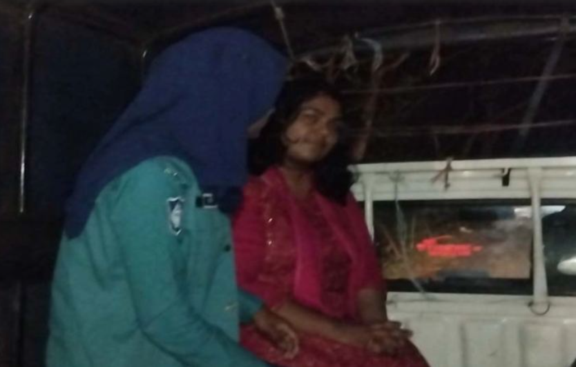 বরিশাল বিশ্ববিদ্যালয়ে নিষিদ্ধ সংগঠনের নেত্রীকে পুলিশে দিল ছাত্রদল